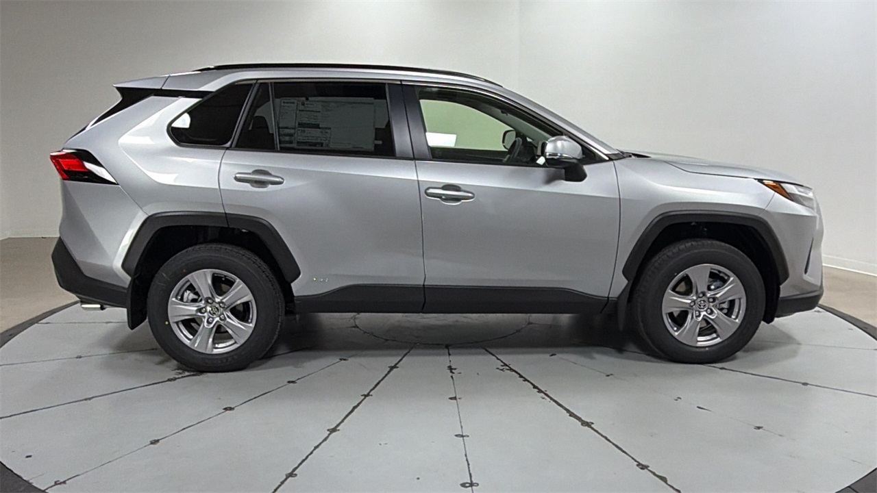 2025 Toyota RAV4 Hybrid XLE photo 3