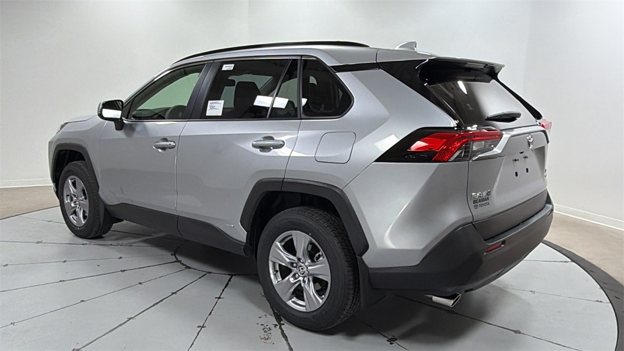 2025 Toyota RAV4 Hybrid XLE photo 4