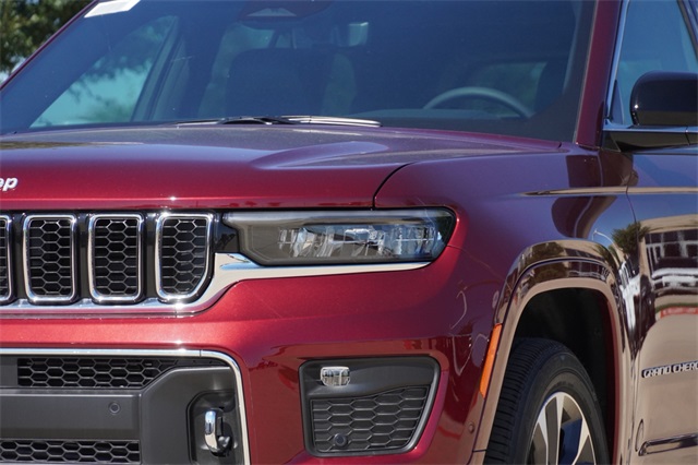 2025 Jeep Grand Cherokee Overland photo 4