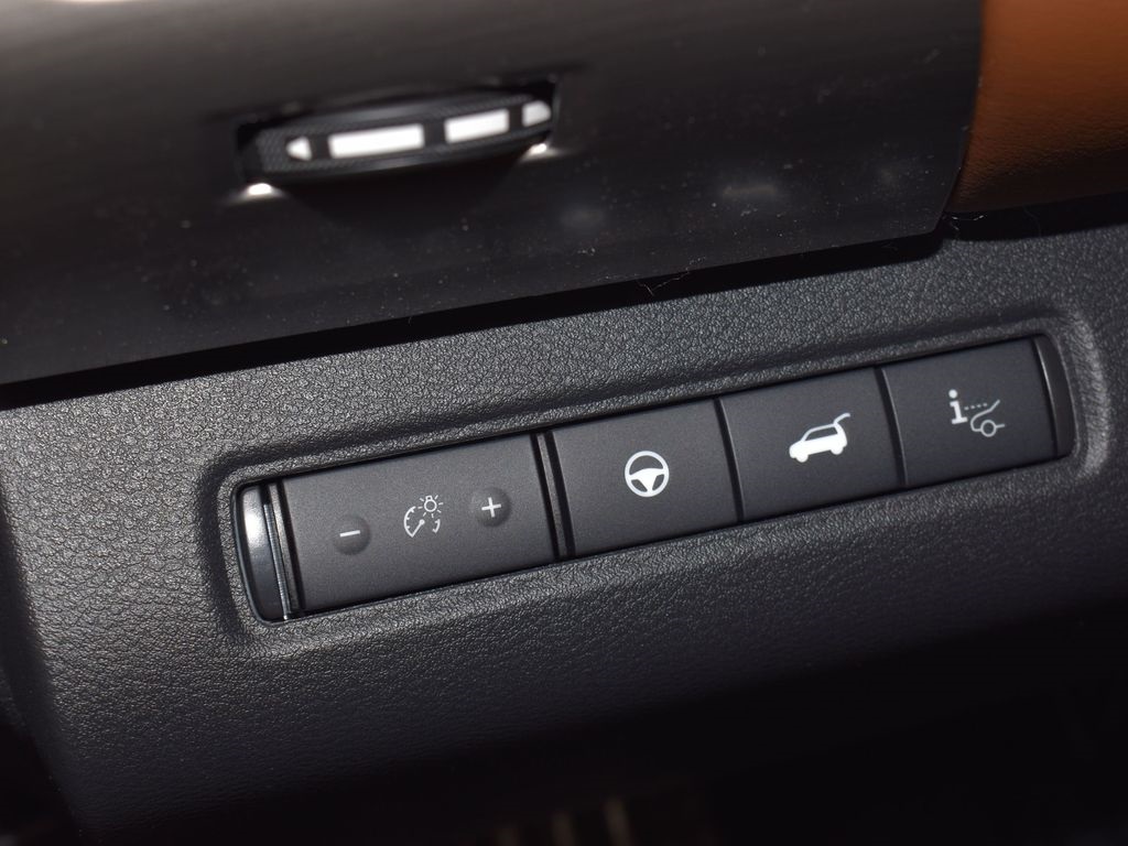 2025 Nissan Pathfinder Platinum photo 13