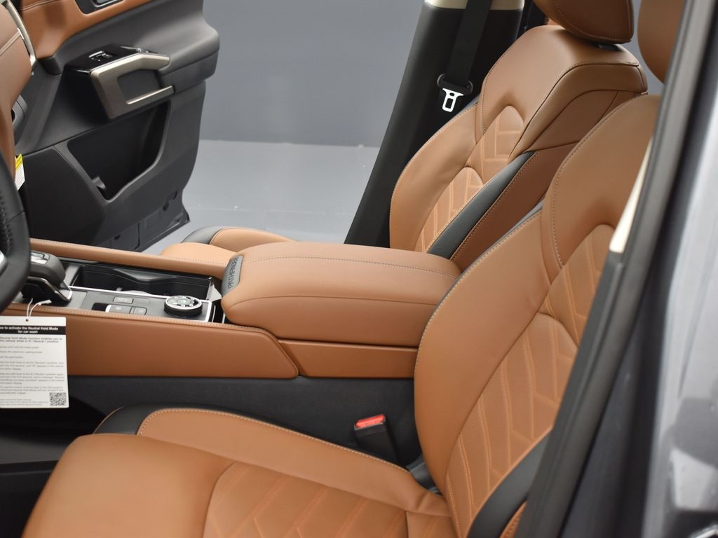 2025 Nissan Pathfinder Platinum photo 16