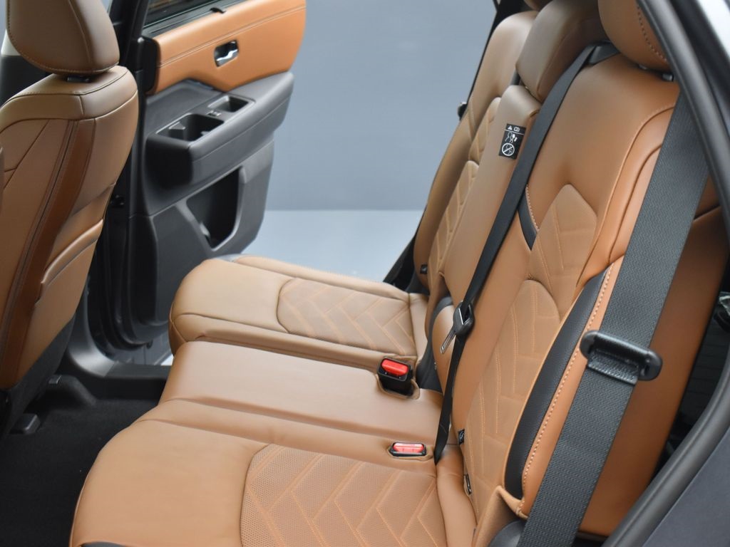 2025 Nissan Pathfinder Platinum photo 18