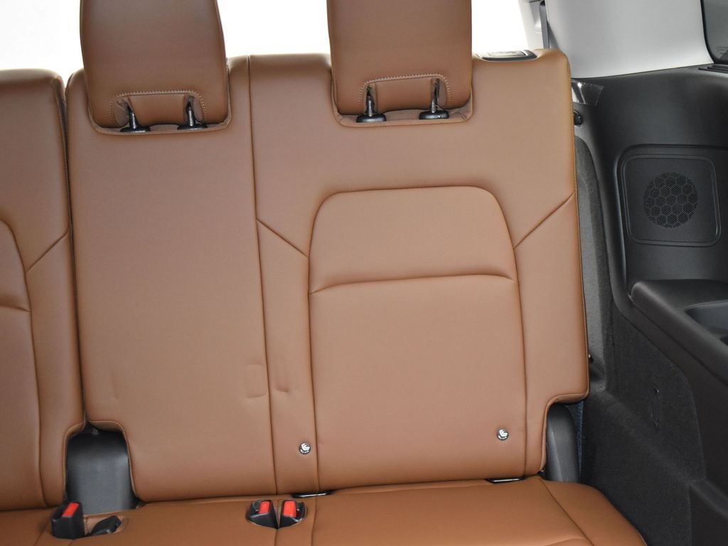 2025 Nissan Pathfinder Platinum photo 19
