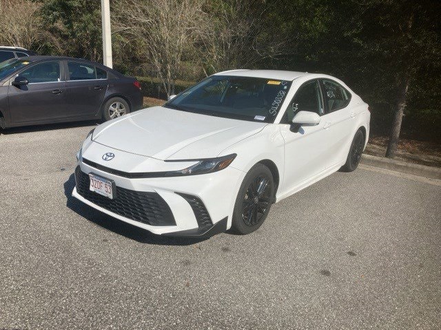 2025 Toyota Camry SE's photo