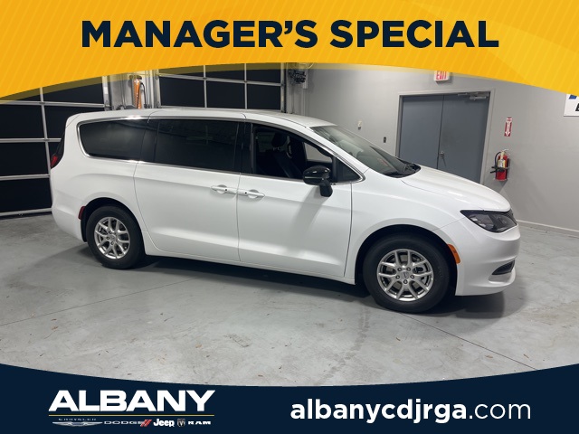 2025 Chrysler Voyager LX's photo