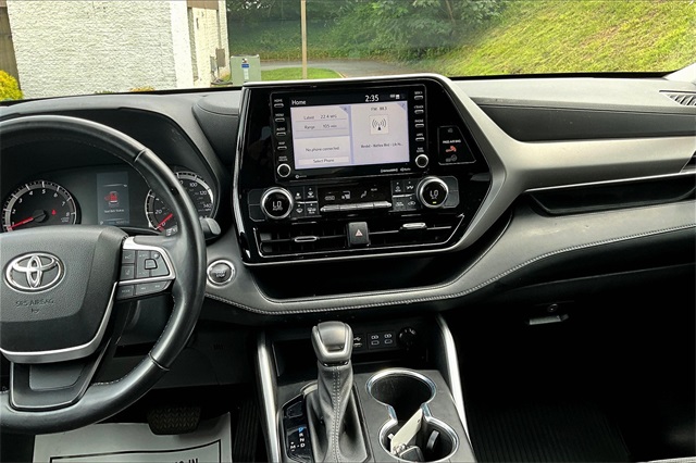 2022 White Toyota Highlander LE AWD SUV