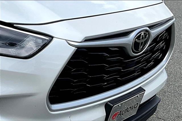 2022 White Toyota Highlander LE AWD SUV