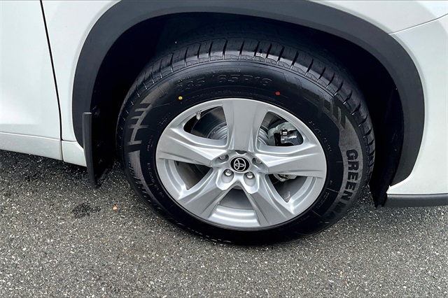 2022 White Toyota Highlander LE AWD SUV