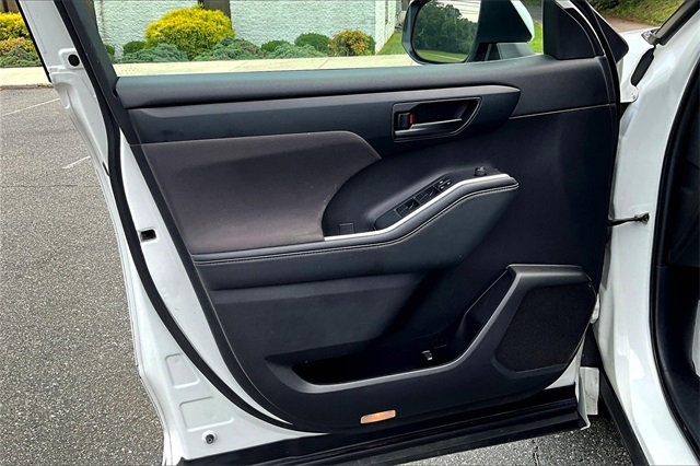 2022 White Toyota Highlander LE AWD SUV