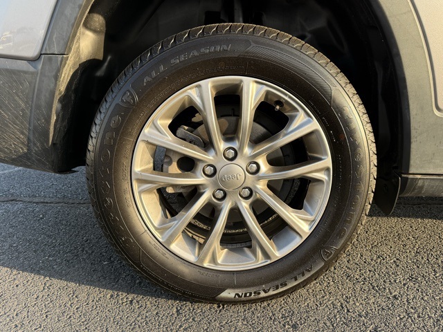 used 2019 Jeep Cherokee car, priced at $13,886