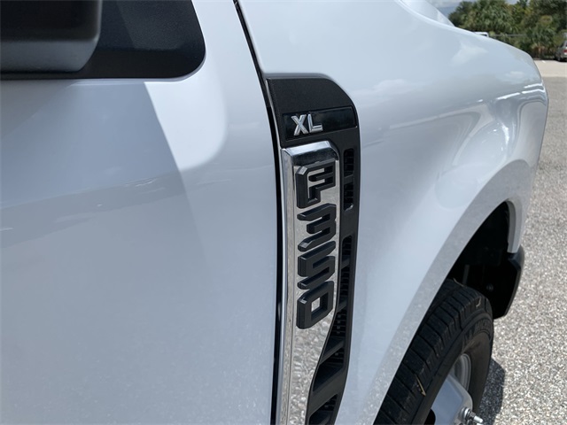 2025 Oxford White Ford Super Duty F-350 DRW XL 4X4 Truck