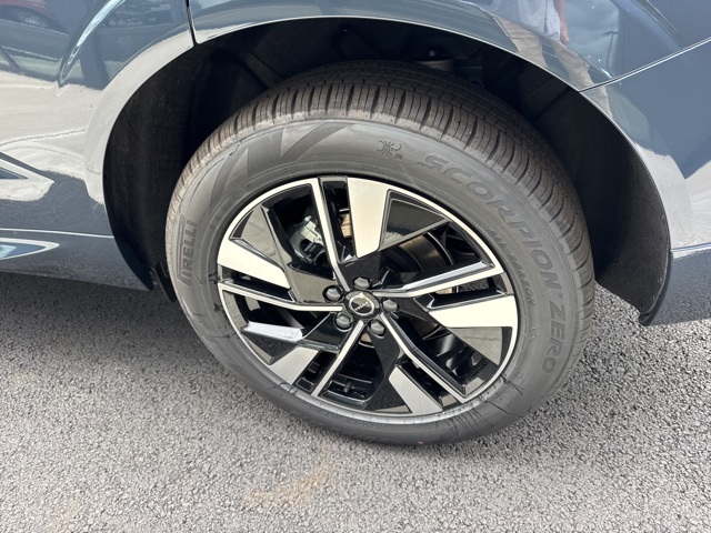 2026 Volvo XC60 B5 Plus photo 6