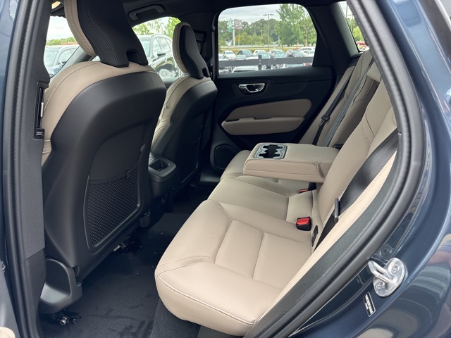 2026 Volvo XC60 B5 Plus photo 7