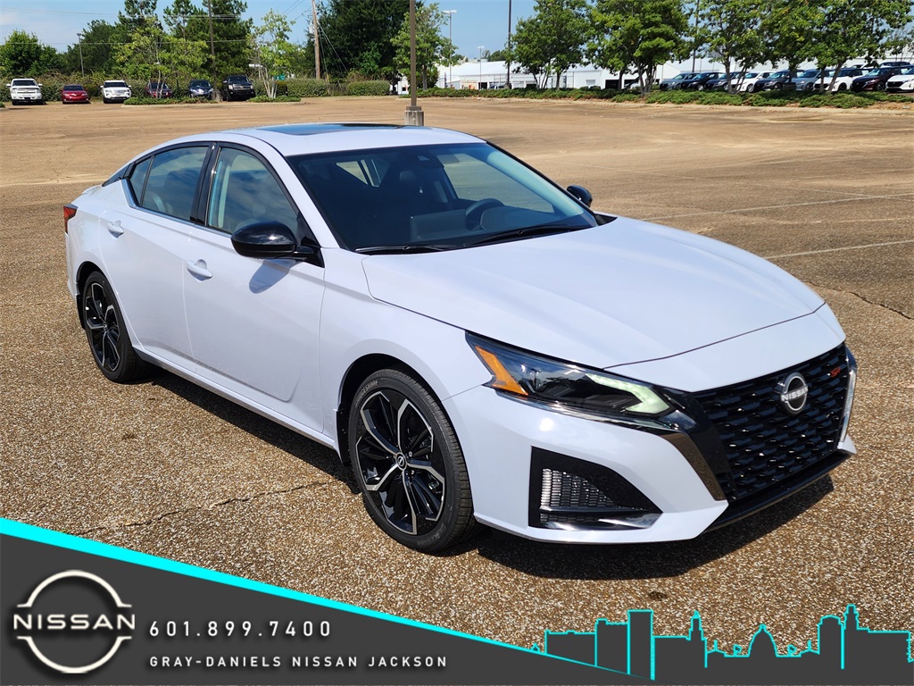 2025 Nissan Altima SR's photo