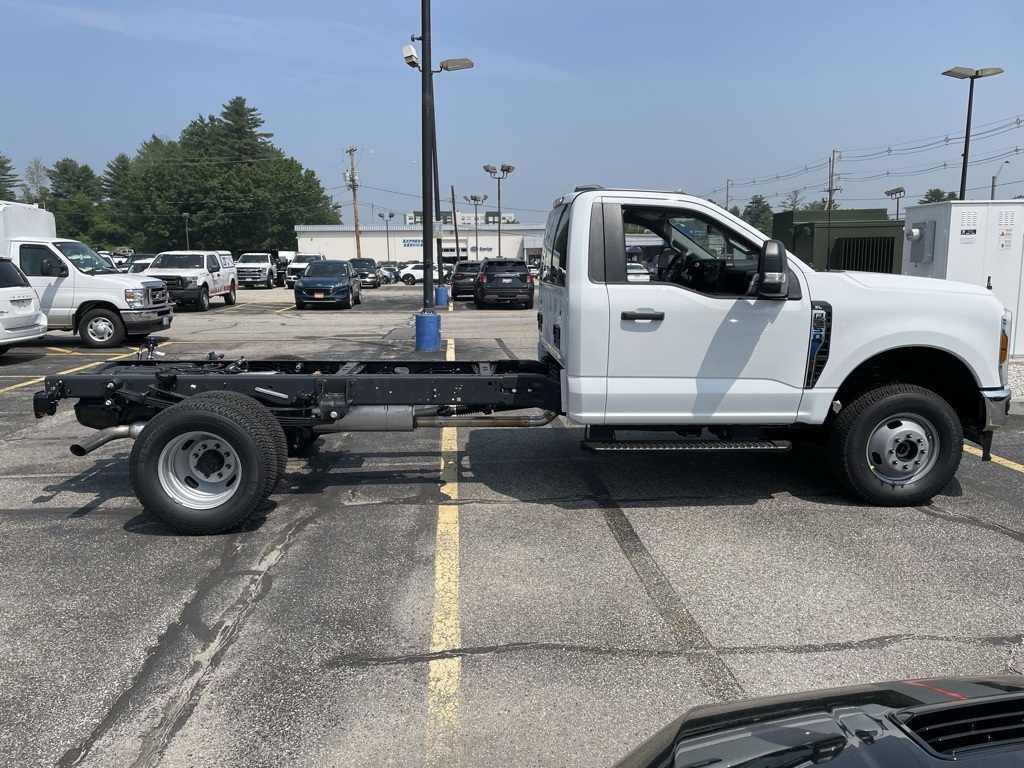 2025 Ford F-350 XL photo 2