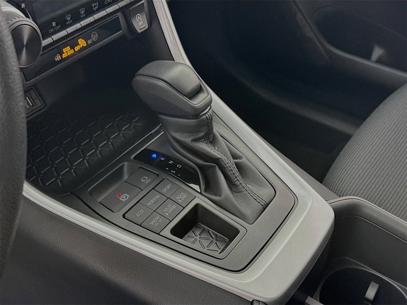2025 Toyota RAV4 LE photo 9