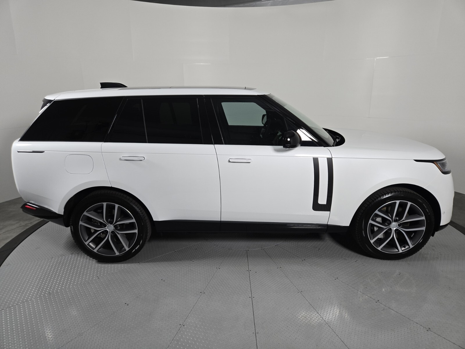 2025 Land Rover Range Rover SE photo 16