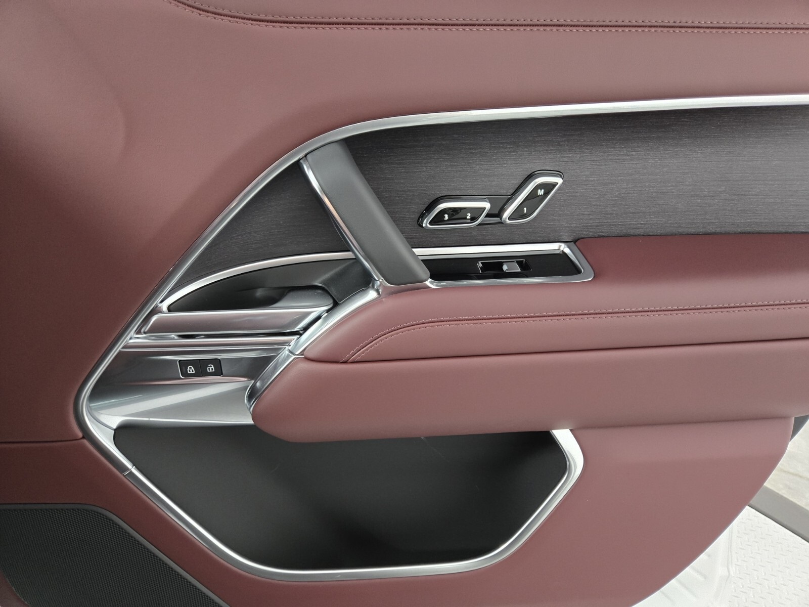 2025 Land Rover Range Rover SE photo 18