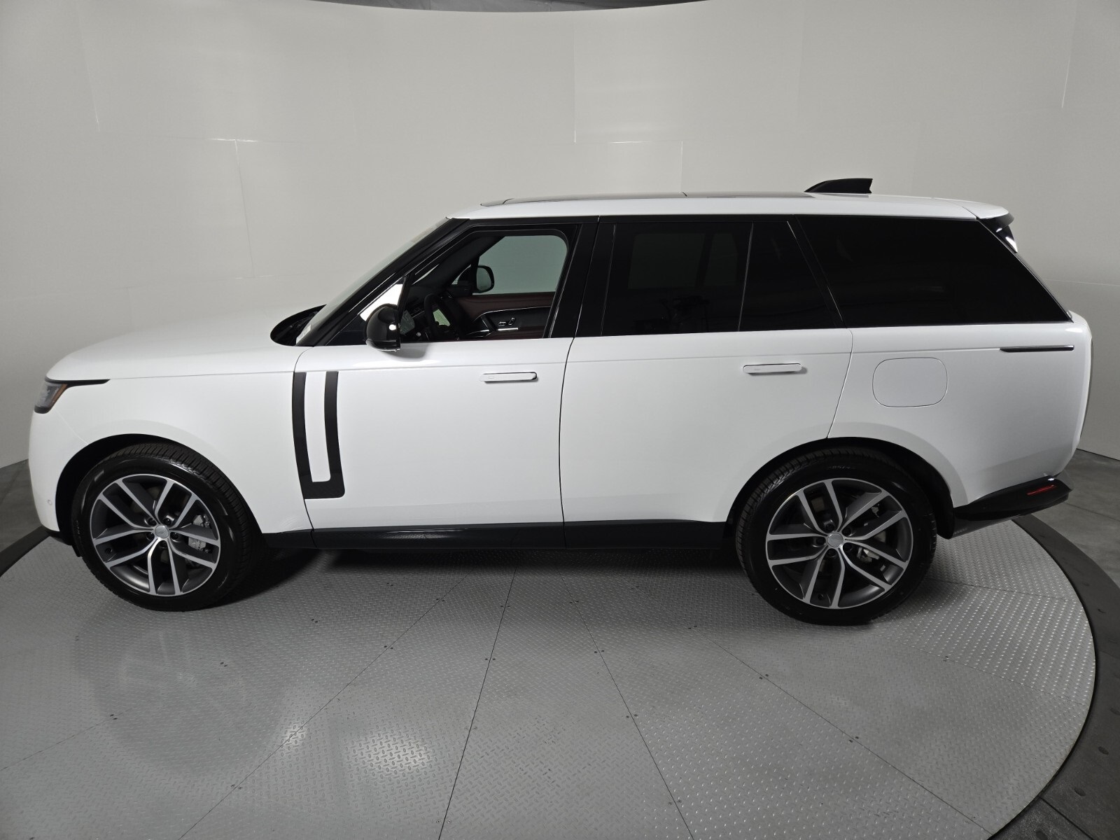 2025 Land Rover Range Rover SE photo 6