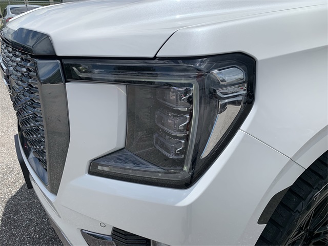 2024 White Frost Tricoat GMC Yukon XL Denali Ultimate 4X4 SUV