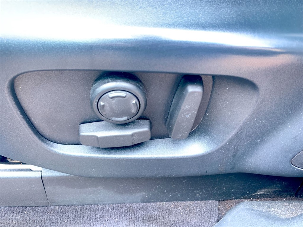 used 2018 Land Rover Discovery car, priced at $21,895