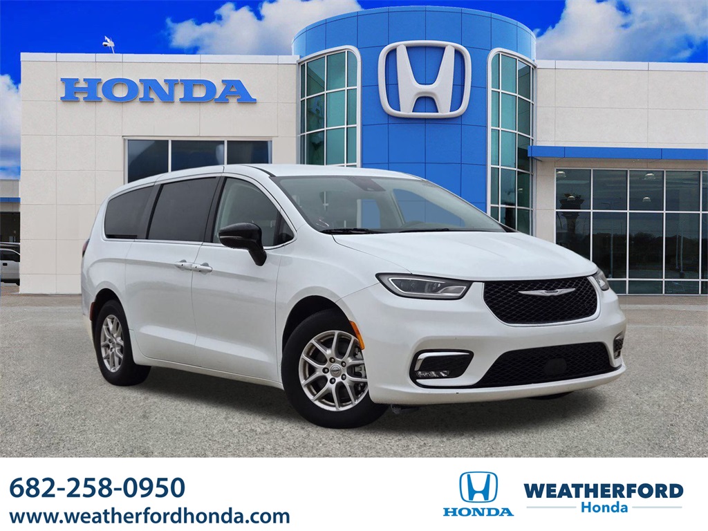 2024 Chrysler Pacifica Touring L's photo