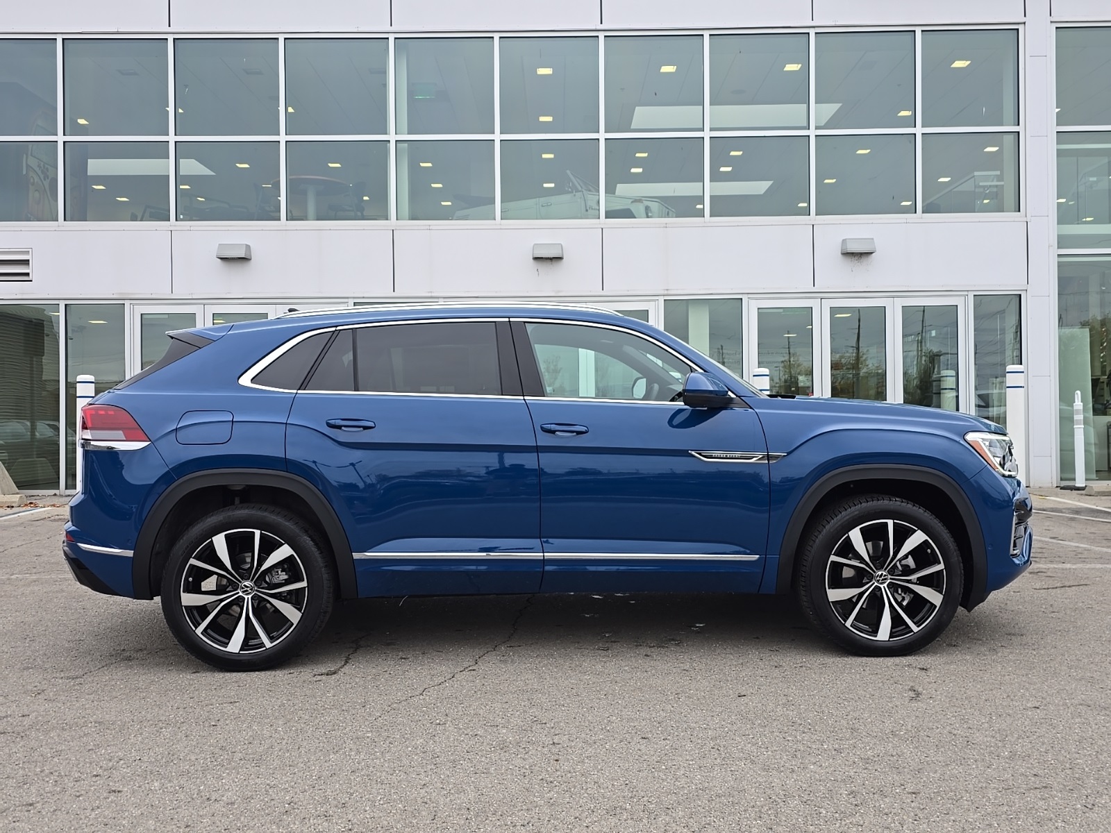 new 2026 Volkswagen Atlas Cross Sport car, priced at $52,906