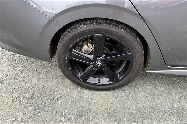 2022 Gun Metallic/Super Black Nissan Sentra SR FWD Sedan