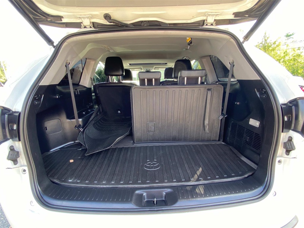 2019 Blizzard Pearl Toyota Highlander SE AWD SUV