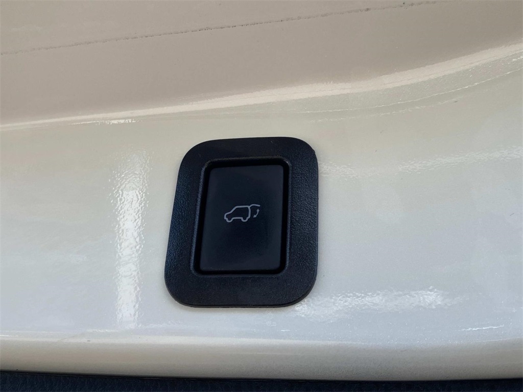 2019 Blizzard Pearl Toyota Highlander SE AWD SUV