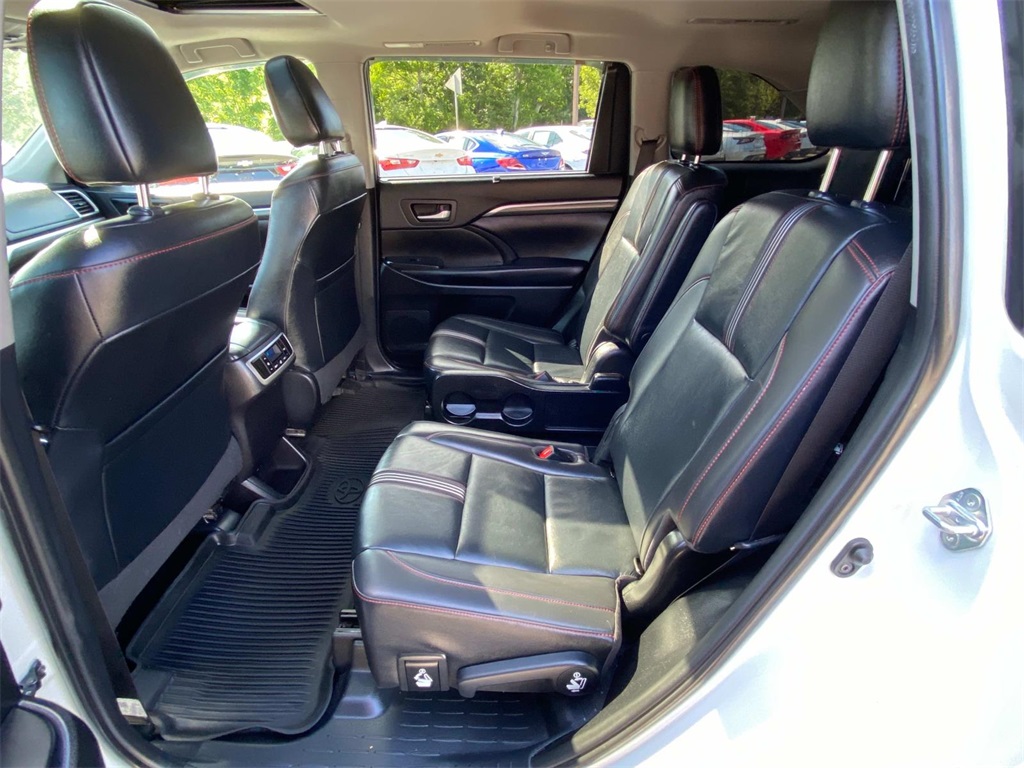 2019 Blizzard Pearl Toyota Highlander SE AWD SUV