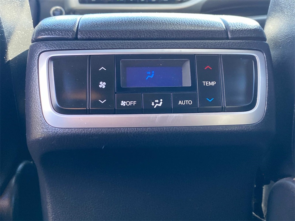 2019 Blizzard Pearl Toyota Highlander SE AWD SUV