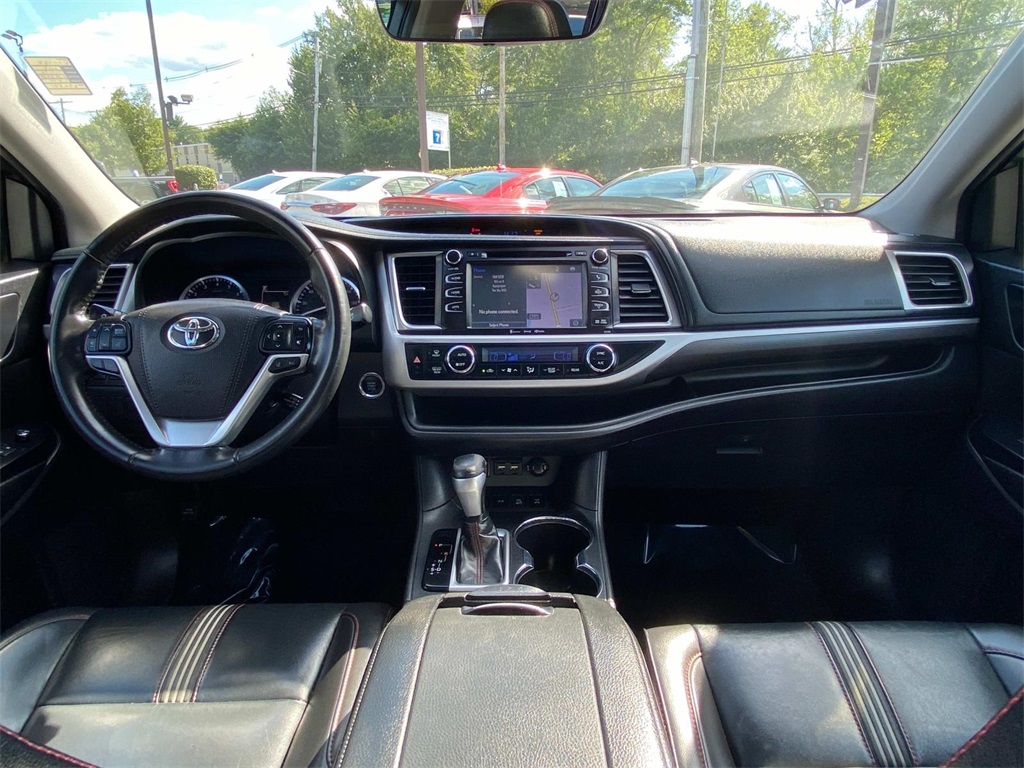 2019 Blizzard Pearl Toyota Highlander SE AWD SUV