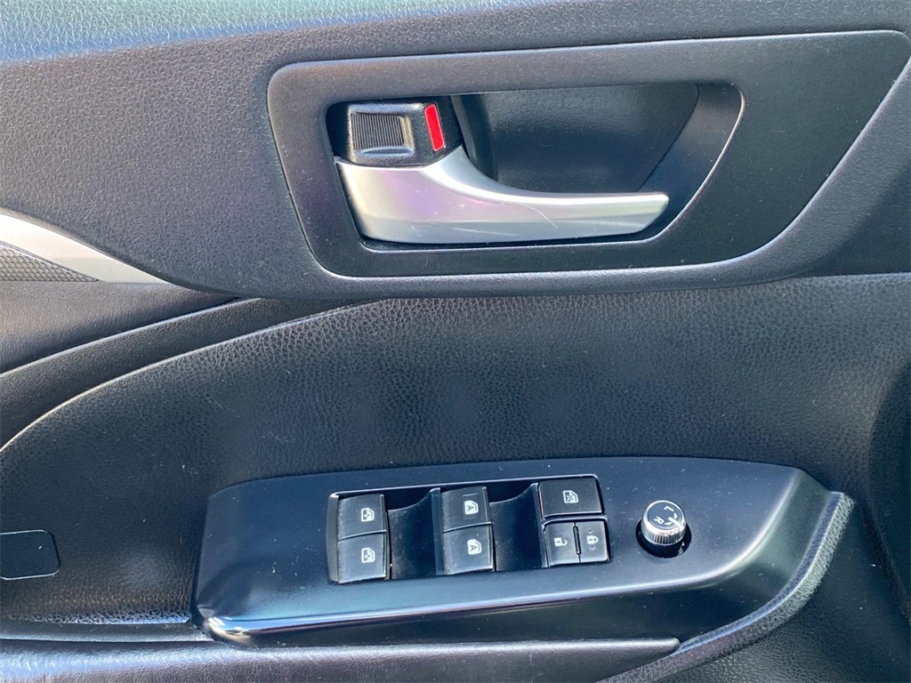 2019 Blizzard Pearl Toyota Highlander SE AWD SUV