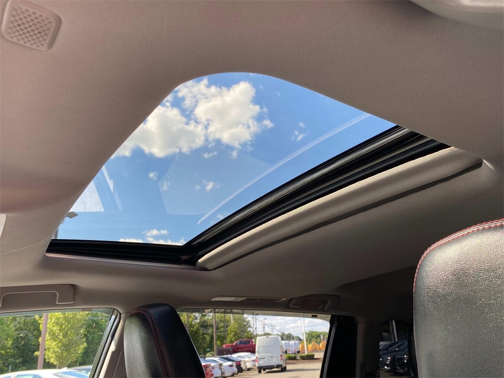 2019 Blizzard Pearl Toyota Highlander SE AWD SUV