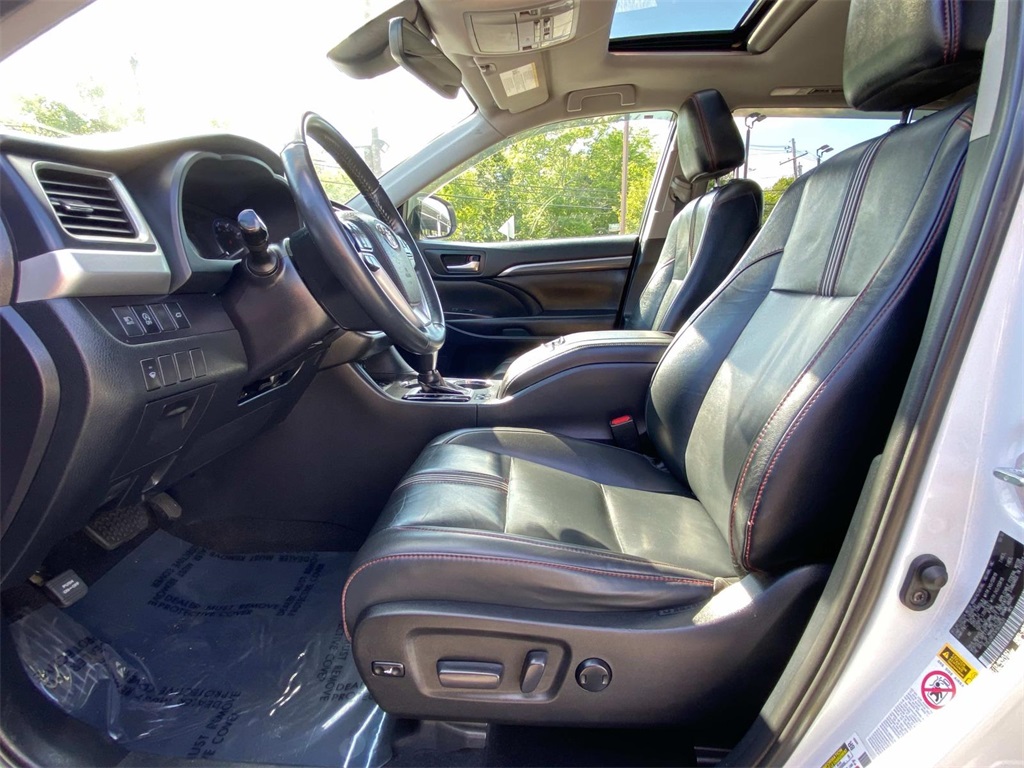 2019 Blizzard Pearl Toyota Highlander SE AWD SUV