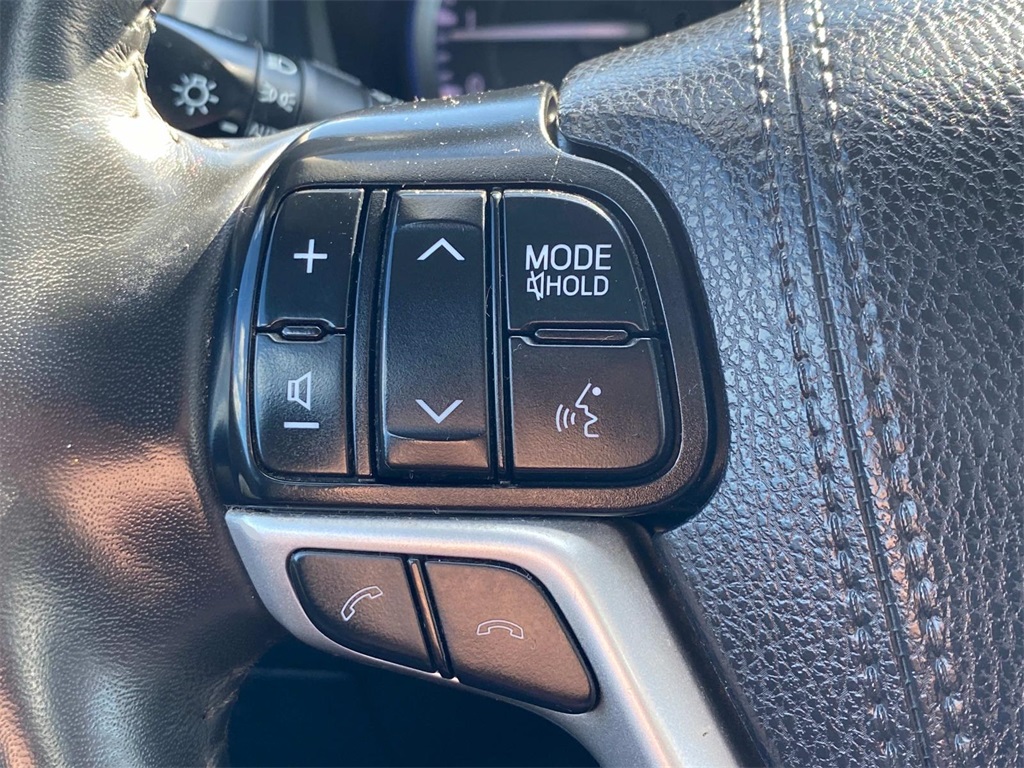 2019 Blizzard Pearl Toyota Highlander SE AWD SUV