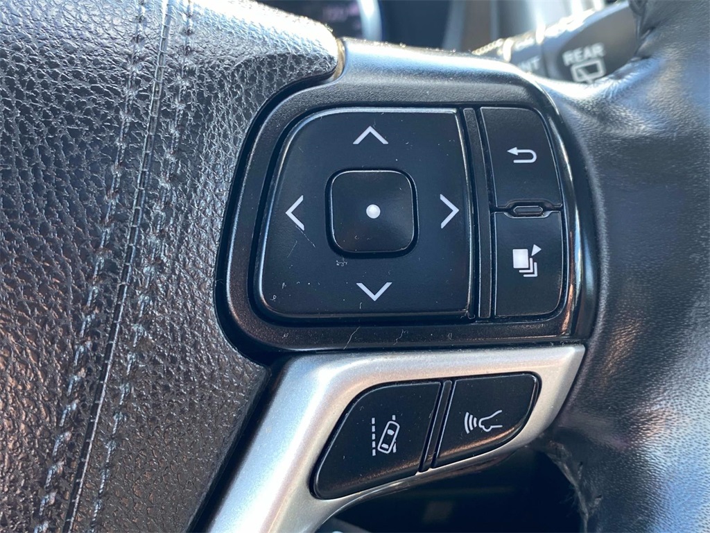 2019 Blizzard Pearl Toyota Highlander SE AWD SUV