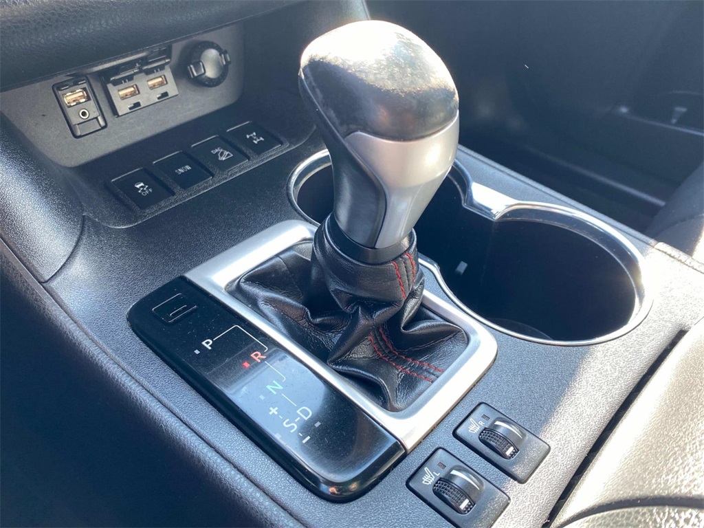 2019 Blizzard Pearl Toyota Highlander SE AWD SUV