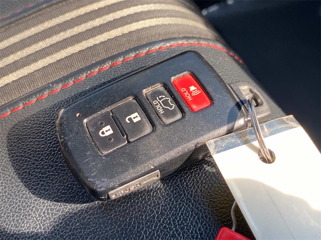 2019 Blizzard Pearl Toyota Highlander SE AWD SUV