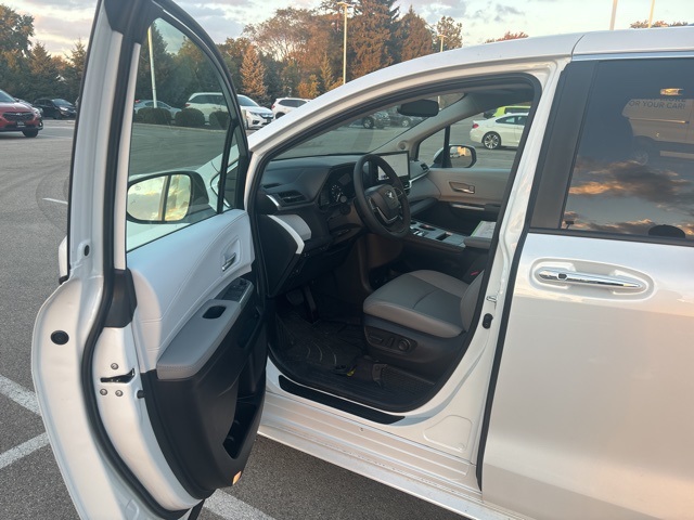 2025 Toyota Sienna XLE photo 2