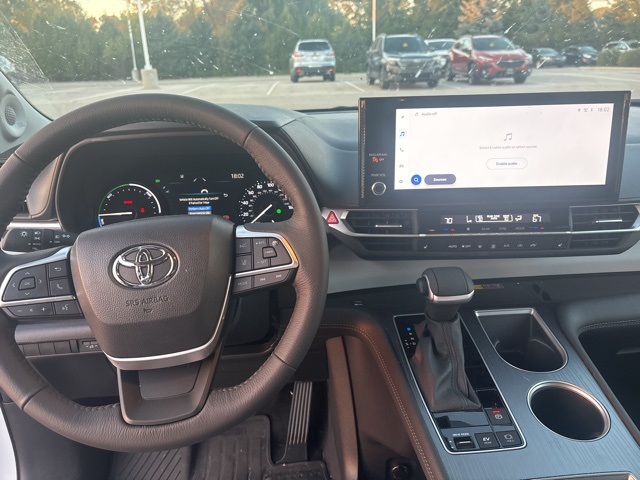 2025 Toyota Sienna XLE photo 3