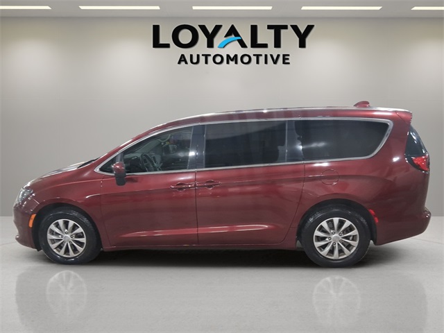2017 Chrysler Pacifica Touring photo 2