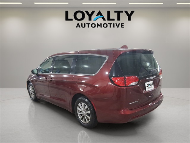 2017 Chrysler Pacifica Touring photo 3