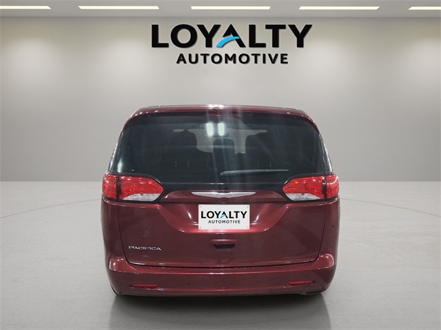 2017 Chrysler Pacifica Touring photo 4