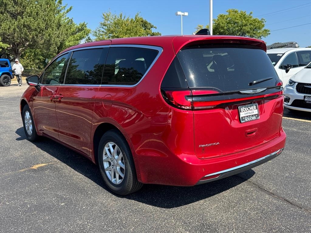 2026 Chrysler Pacifica photo 2