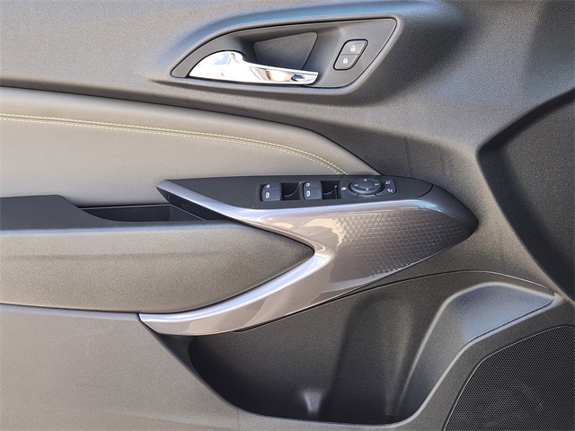 2025 Summit White Chevrolet Trax ACTIV FWD SUV