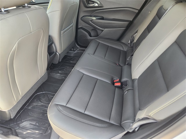 2025 Summit White Chevrolet Trax ACTIV FWD SUV