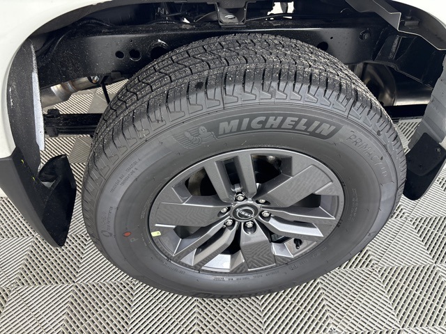 2025 Glacier White Nissan Frontier SV 4X4 Truck