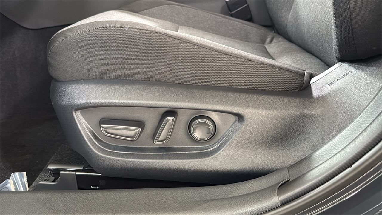 2025 Toyota Camry LE photo 14